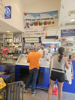 לקוחות בחנות ליד הדלפק